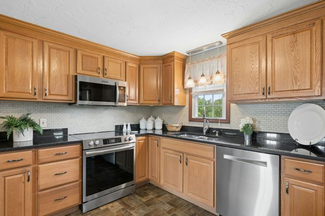 196 Eight Lots Rd, Sutton, MA 01590