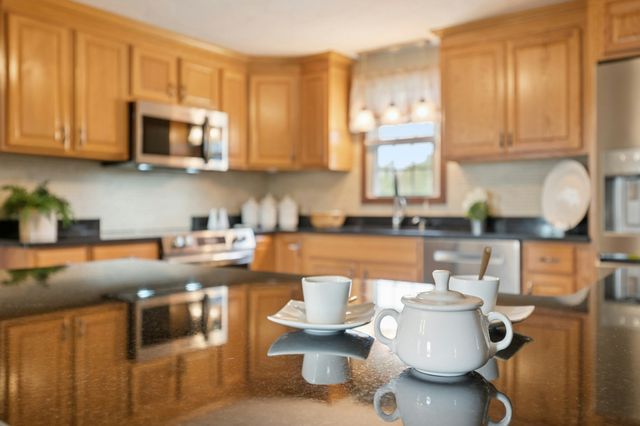 196 Eight Lots Rd, Sutton, MA 01590