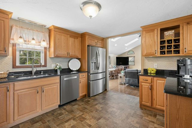 196 Eight Lots Rd, Sutton, MA 01590