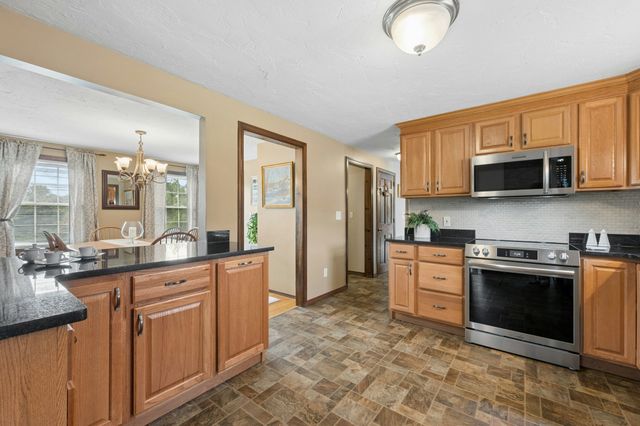 196 Eight Lots Rd, Sutton, MA 01590