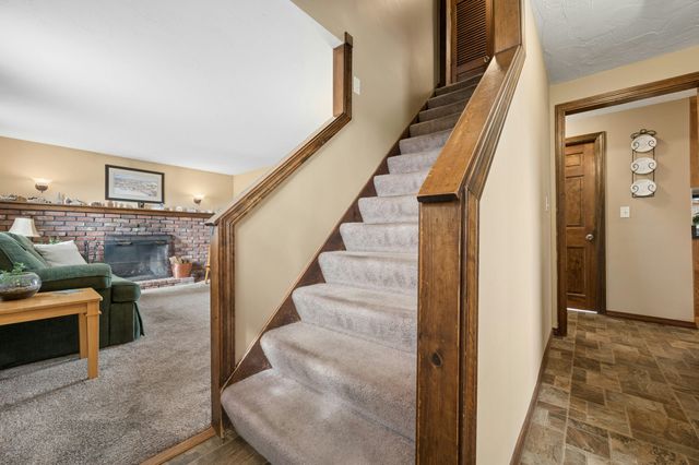 196 Eight Lots Rd, Sutton, MA 01590