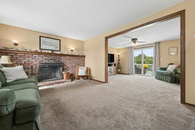 196 Eight Lots Rd, Sutton, MA 01590