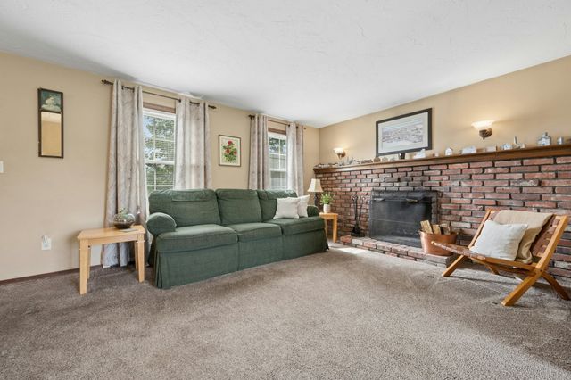 196 Eight Lots Rd, Sutton, MA 01590