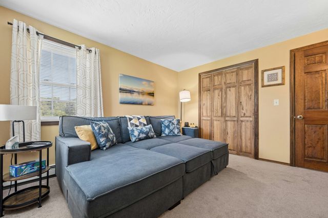 196 Eight Lots Rd, Sutton, MA 01590