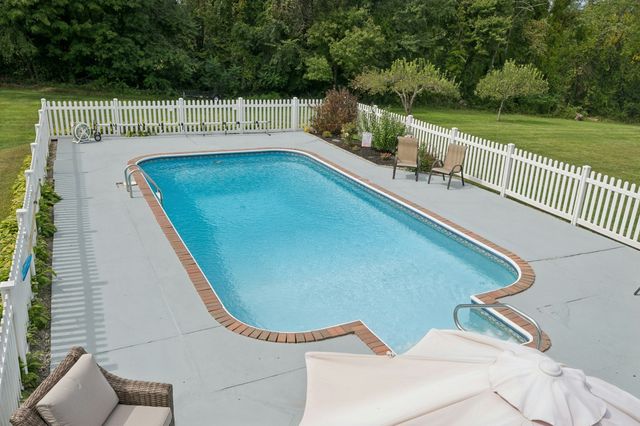 196 Eight Lots Rd, Sutton, MA 01590