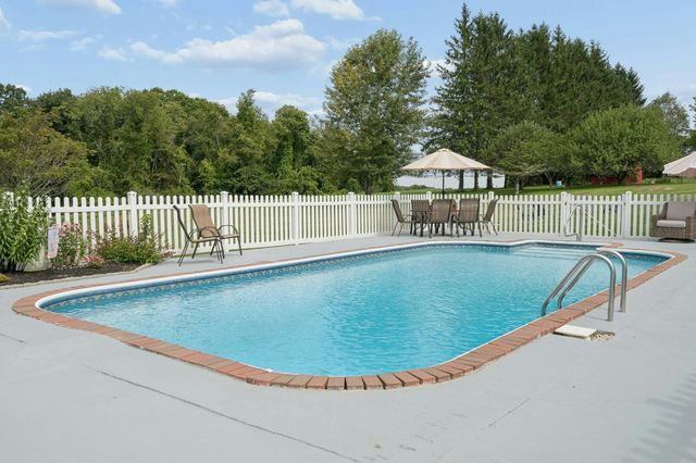 196 Eight Lots Rd, Sutton, MA 01590