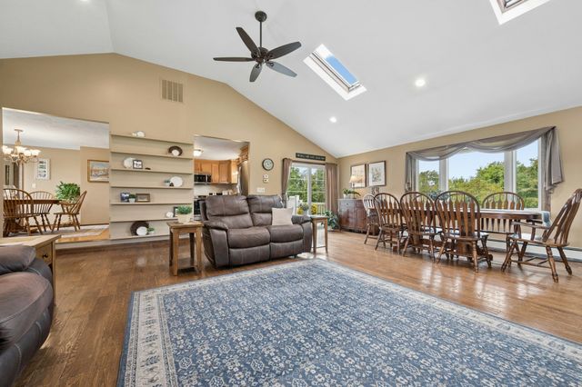 196 Eight Lots Rd, Sutton, MA 01590
