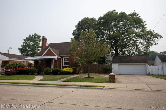 15490 Couzens Avenue, Eastpointe, MI 48021