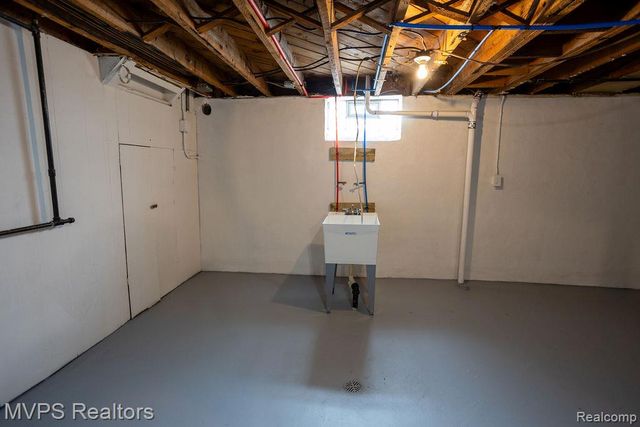 15490 Couzens Avenue, Eastpointe, MI 48021