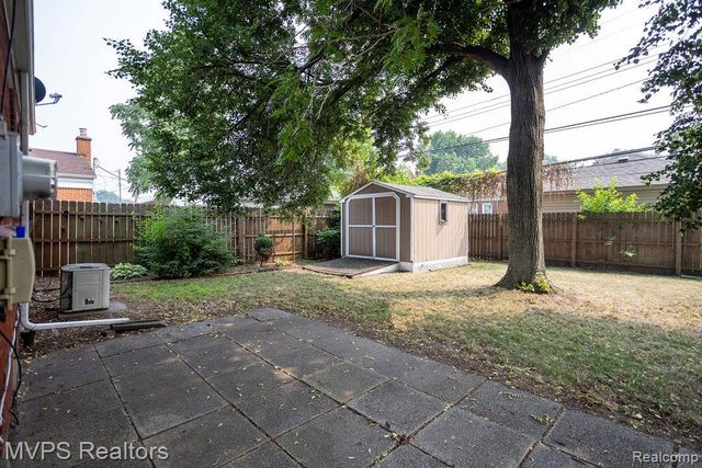 15490 Couzens Avenue, Eastpointe, MI 48021