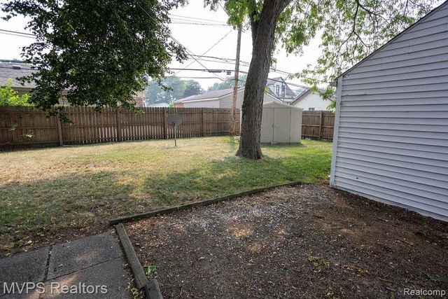 15490 Couzens Avenue, Eastpointe, MI 48021