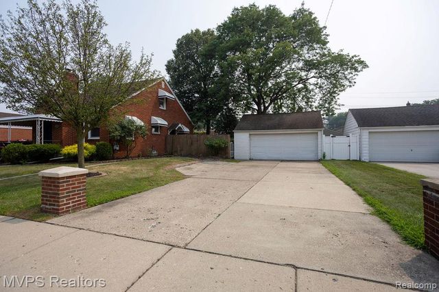 15490 Couzens Avenue, Eastpointe, MI 48021