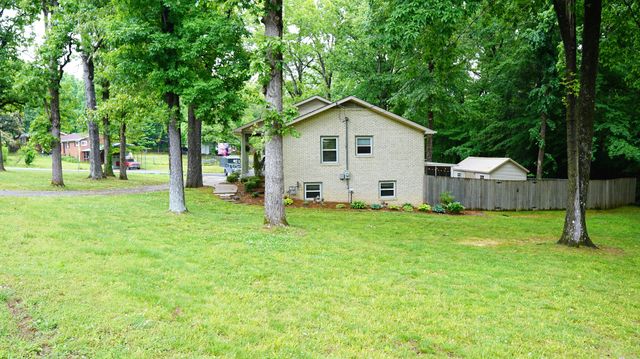100 Canary Dr, Dickson, TN 37055