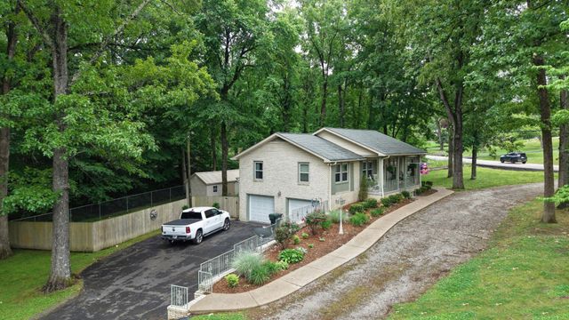 100 Canary Dr, Dickson, TN 37055