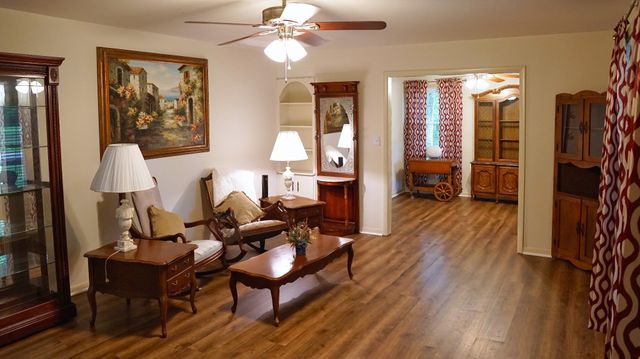 100 Canary Dr, Dickson, TN 37055