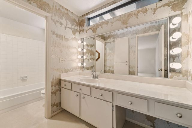11747 Lakeside Place Drive, Houston, TX 77077