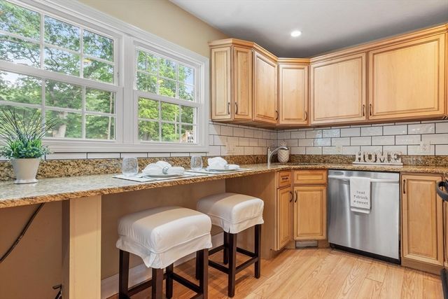 14 Meadow Ln, Worcester, MA 01602