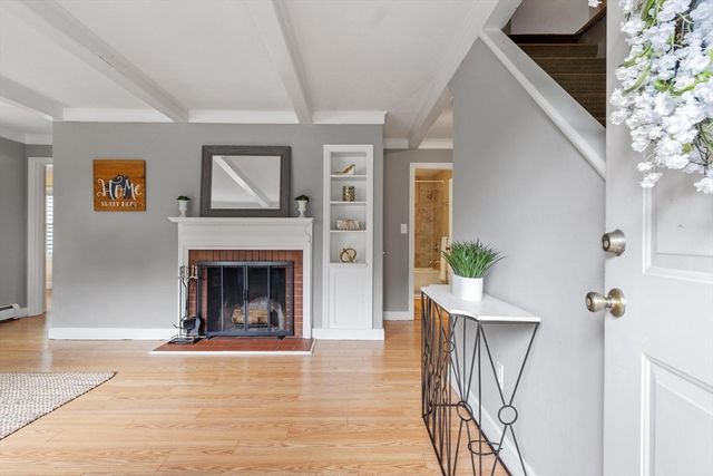 14 Meadow Ln, Worcester, MA 01602