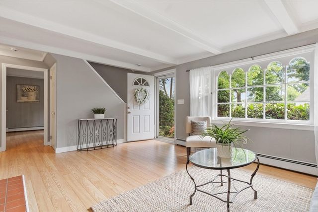 14 Meadow Ln, Worcester, MA 01602