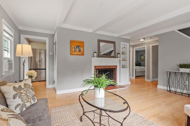 14 Meadow Ln, Worcester, MA 01602