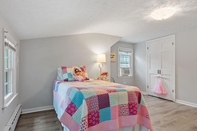 14 Meadow Ln, Worcester, MA 01602
