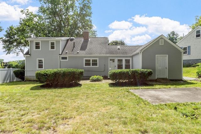 14 Meadow Ln, Worcester, MA 01602