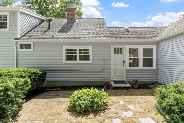 14 Meadow Ln, Worcester, MA 01602