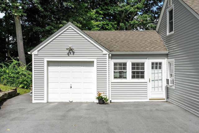 14 Meadow Ln, Worcester, MA 01602