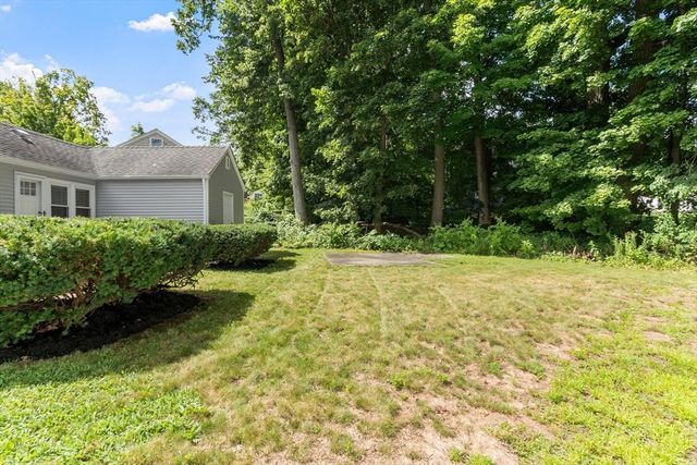 14 Meadow Ln, Worcester, MA 01602