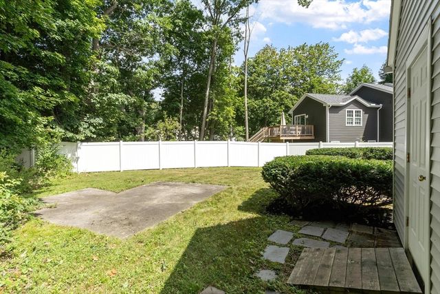 14 Meadow Ln, Worcester, MA 01602