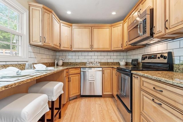 14 Meadow Ln, Worcester, MA 01602