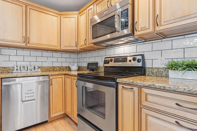 14 Meadow Ln, Worcester, MA 01602