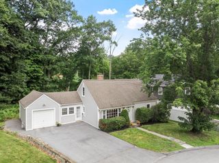 14 Meadow Ln, Worcester, MA 01602