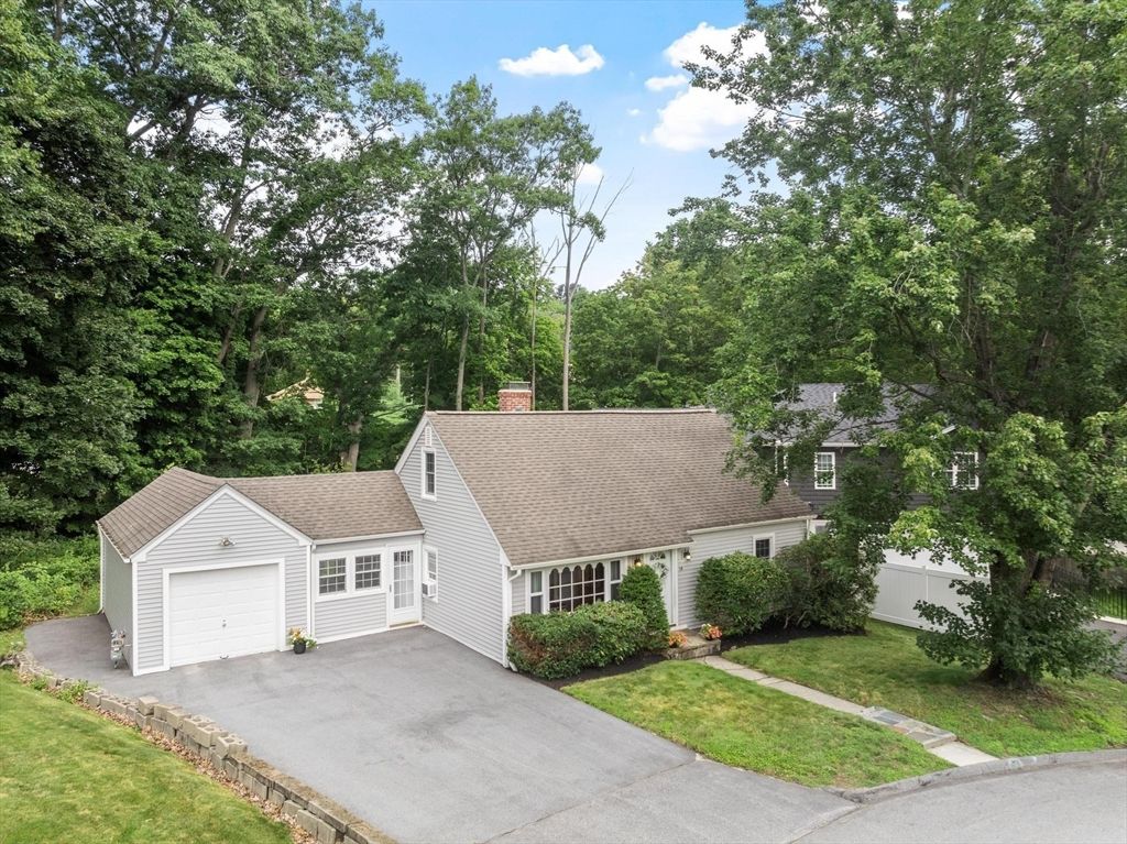 14 Meadow Ln, Worcester, MA 01602