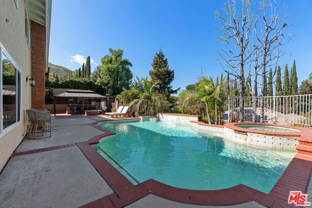 19 La Paz Court, Simi Valley, CA 93065