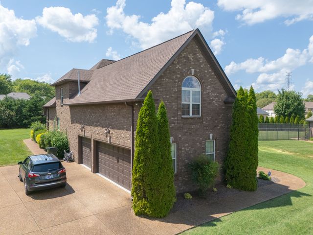 1076 Summerstar Cir, Gallatin, TN 37066