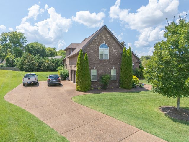 1076 Summerstar Cir, Gallatin, TN 37066