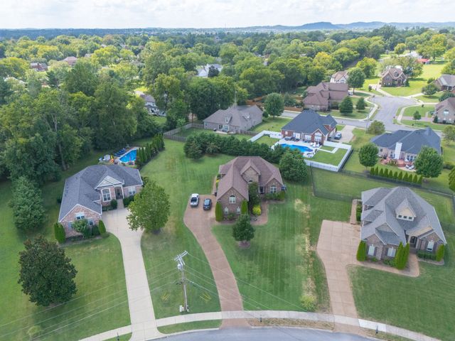 1076 Summerstar Cir, Gallatin, TN 37066