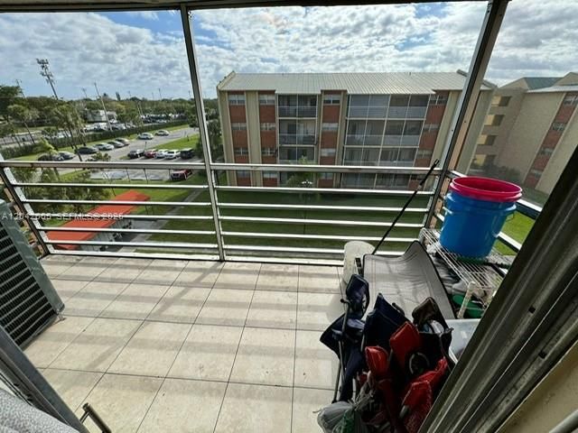 3600 NW 21st St 301, Lauderdale Lakes, FL 33311