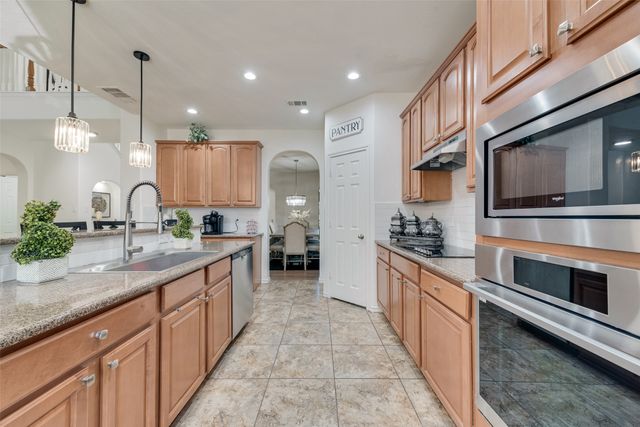 723 Creekstone Drive, Cedar Hill, TX 75104