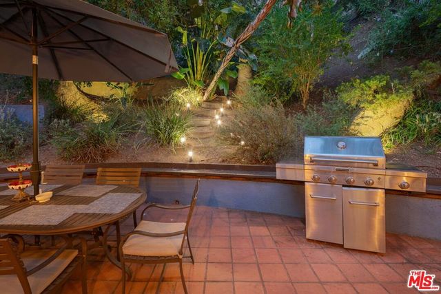 8011 Padre Lane, Los Angeles, CA 90046