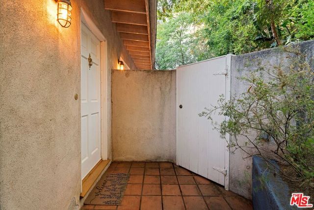 8011 Padre Lane, Los Angeles, CA 90046