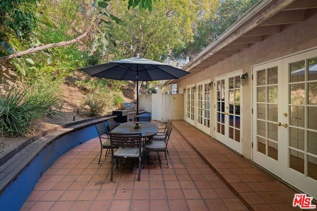 8011 Padre Lane, Los Angeles, CA 90046