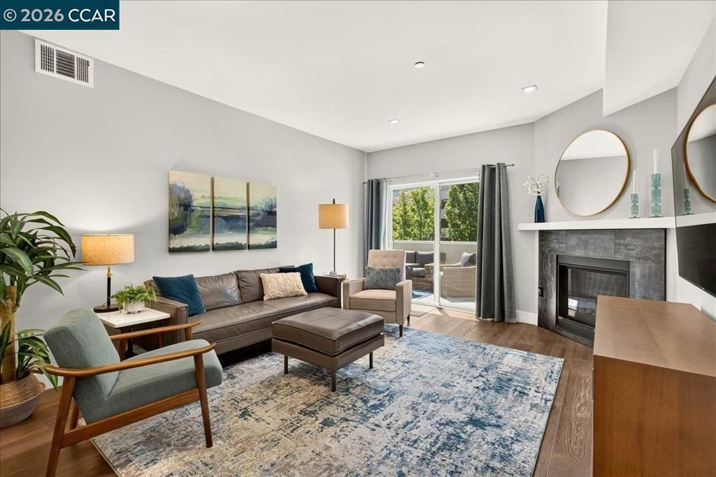 Image 2 of property listing at 1874 Bonanza St 10, Walnut Creek, CA 94596