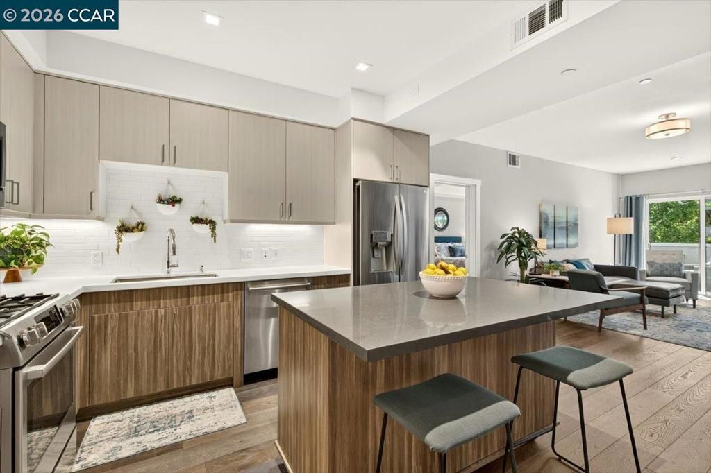 Image 3 of property listing at 1874 Bonanza St 10, Walnut Creek, CA 94596