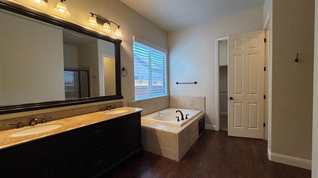 Image 12 of property listing at 11323 N Via Ventana Way, Fresno, CA 93730