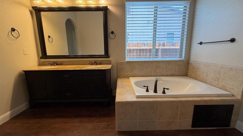 Image 13 of property listing at 11323 N Via Ventana Way, Fresno, CA 93730