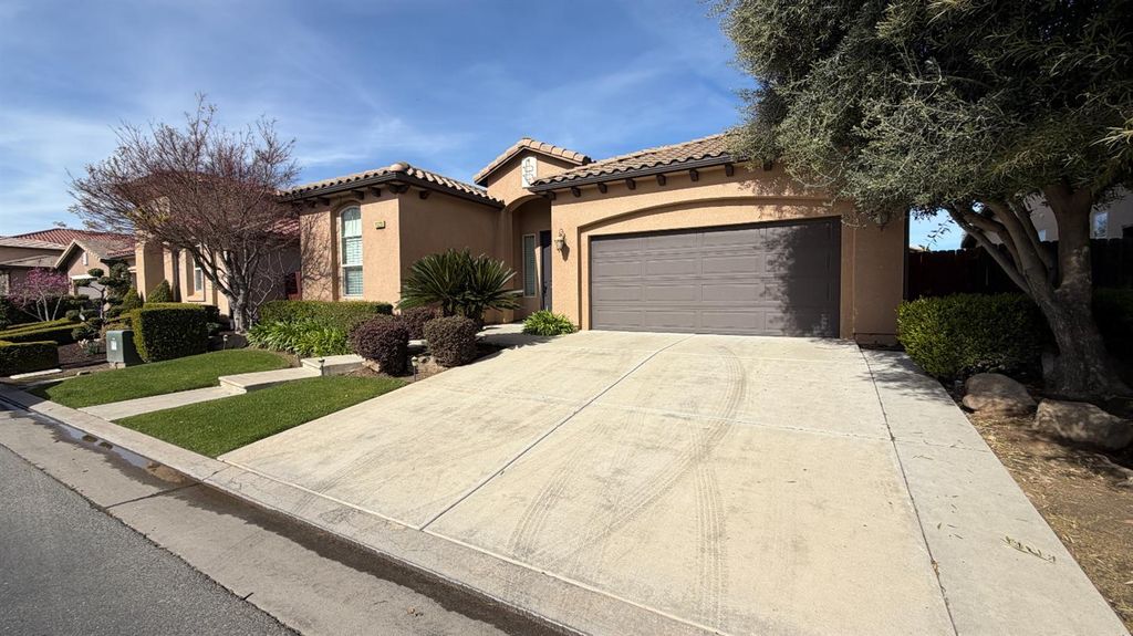 Image 2 of property listing at 11323 N Via Ventana Way, Fresno, CA 93730