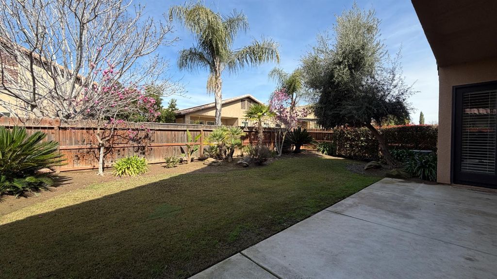 Image 21 of property listing at 11323 N Via Ventana Way, Fresno, CA 93730