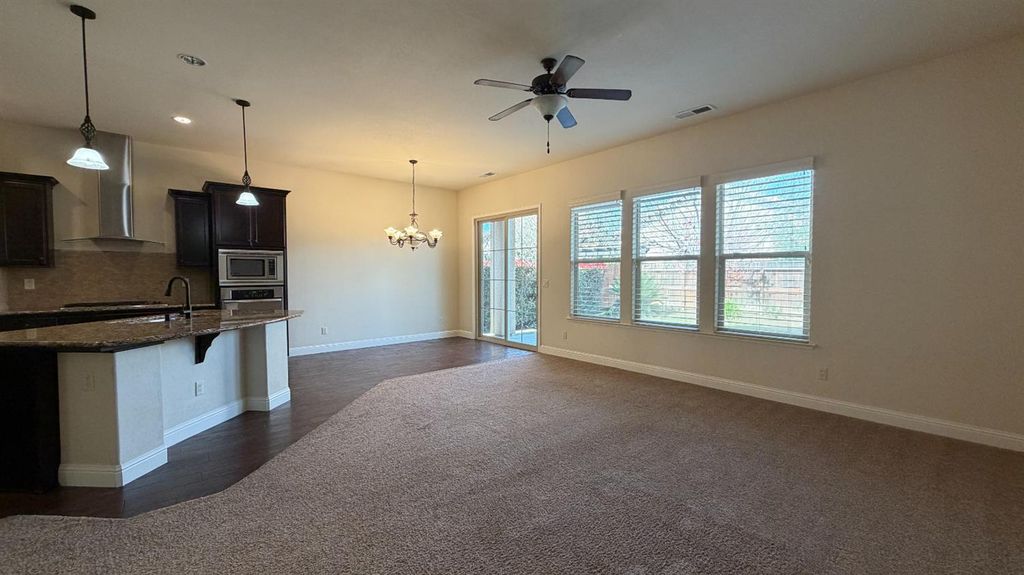 Image 4 of property listing at 11323 N Via Ventana Way, Fresno, CA 93730